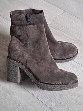 Italian Progetto Vero Cuoio Suede Bootie 38